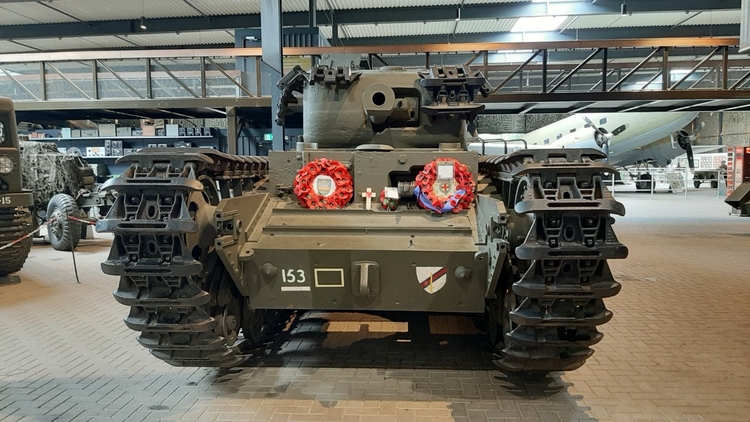 De Britse Churchill-tank met de naam ‘Jackal’ liep in oktober 1944 op een Duitse landmijn. Na al die jaren wordt de herinnering aan de inzittenden nog altijd levend gehouden. (Foto: Oorlogsmuseum Overloon)